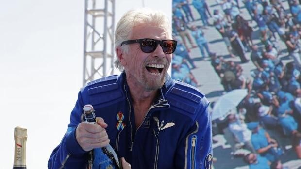 Richard Branson celebrando el éxito de su primer vuelo