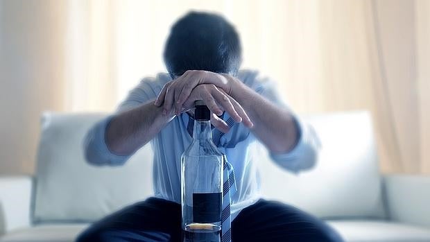 El consumo excesivo de alcohol durante la noche puede desncadenar en una dura resaca