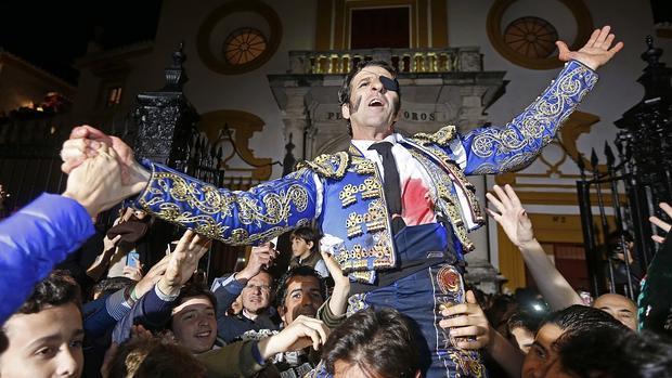 Juan José Padilla, a hombros entre la multitud al cruzar la Puerta del Príncipe
