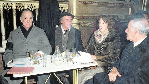 Cela con su mujer, Charo, sentada entre Paco Rabal y Luis Escobar, durante el rodaje de «La colmena»