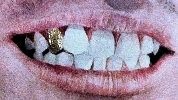 «Quien ríe el último...» (2014). Acuarela y pan de oro