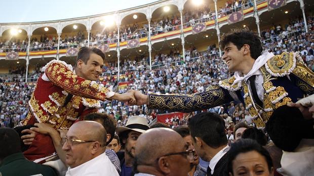 Manzanares y López Simón se estrechan la mano en su salida a hombros de Las Ventas