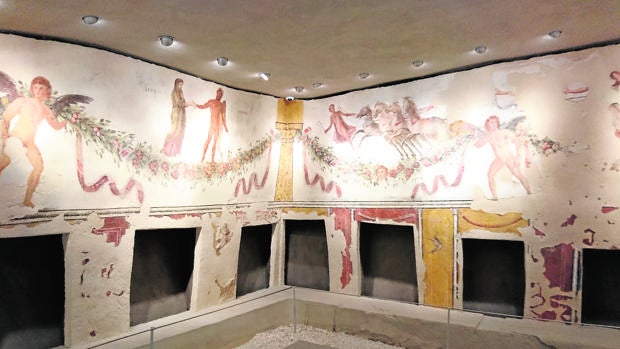 La tumba de Tiro, con bellos frescos que han sobrevivido a la guerra