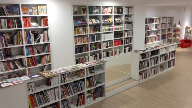 Imagen interior de la librería El Bosque de la Maga Colibrí