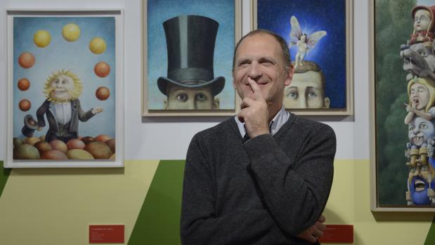 Javier Sáez, en el Museo ABC junto a algunas de sus obras