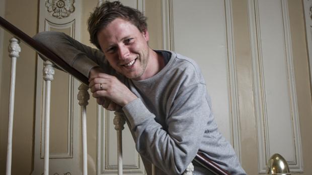 El escritor Max Porter, fotografiado poco después de la entrevista, en Madrid