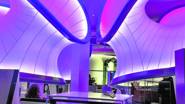 Interior de la galería museística de Zaha Hadid, en Londres