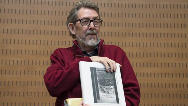 Camarasa, ayer, con el libro con el que le obsequió el Ayuntamiento de Barcelona