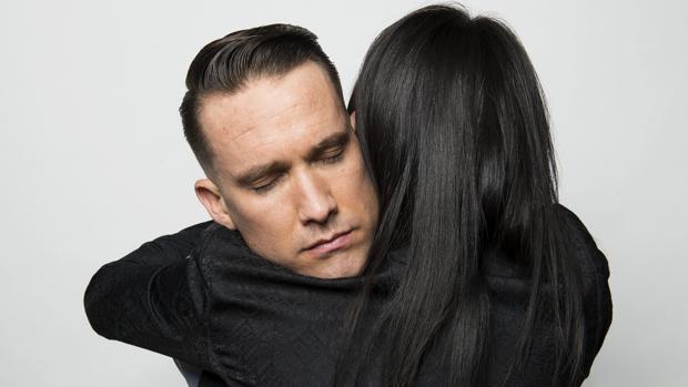 Jamie Stewart y Angela Seo, de Xiu Xiu, en una imagen promocional