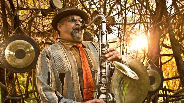 Joe Lovano debutó en 1982, colaborando en dos discos: uno con Michael Bocian y otro con Paul Motian