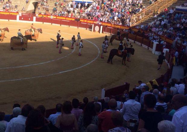 La plaza de Alicante recuerda a Fandiño en un emotivo minuto de silencio