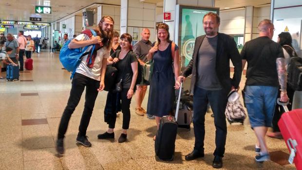 Foto de los cuatro artistas de «Return Flight Tickets» antes de comenzar su residencia en un avión