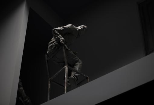 Una de la veintena de figuras que Juan Muñoz incluyó en «Double Bind»