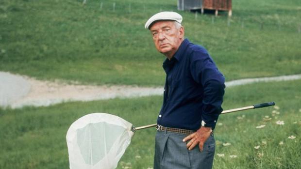 Nabokov cazando mariposas en Suiza (1975)