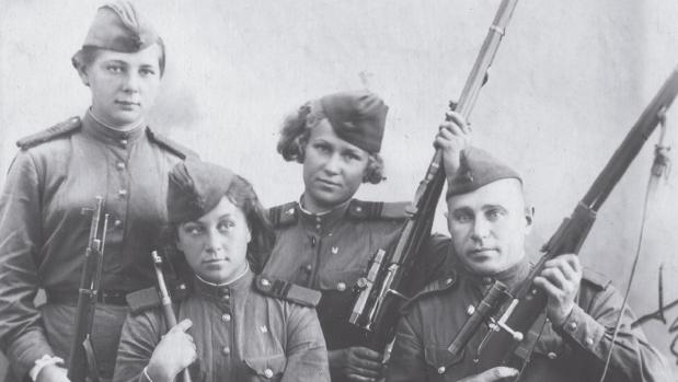 Talia Kiseliova, Muza Buláutova, Bella Moróuzova y el representante del partido en 1944