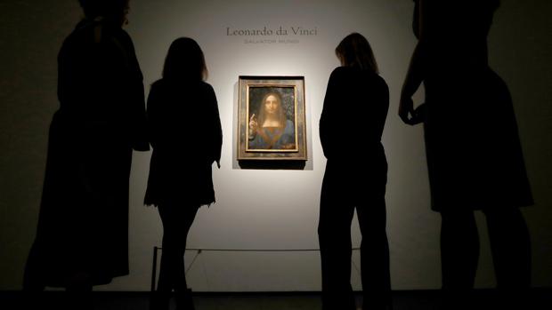 El cuadro «Salvator Mundi», atribuido a Leonardo da Vinci, en una presentación previa a su subasta en Nueva York