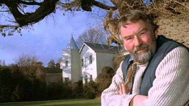 El novelista y ensayista británico John Fowles (1926-2005)