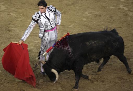 Cayetano Rivera, en un muletazo mirando al tendido