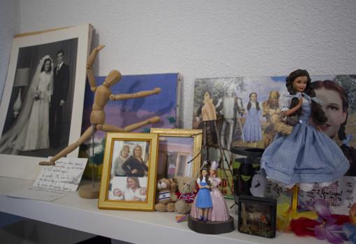 La foto de la boda de sus padres y algunas figuras de «El mago de Oz», entre los recuerdos almacenados