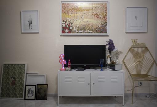 Detalle del salón de la casa, con obras intercambiadas con otros artistas