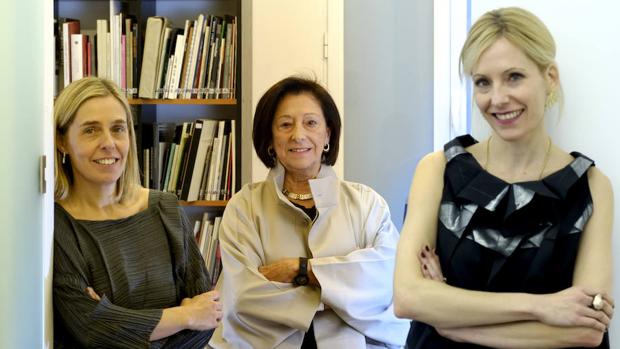 Nieves Fernández, fundadora de la galería, junto a sus hijas Idoia (izquierda) y Nerea (derecha)