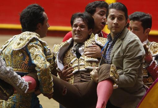 El torero colombiano, con un boquete en el muslo derecho, es trasladado a la enfermería con ostensible gesto de dolor