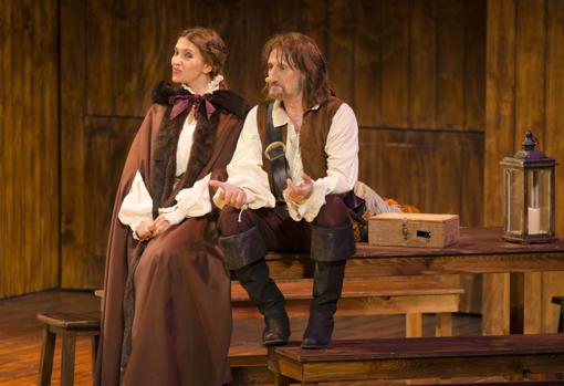La actriz sevillana Ana Ruiz y José Luis Gil sobre el escenario