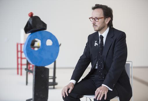 Joan Punyet Miró, nieto del artista, en el Centro Botín junto con una escultura de su abuelo