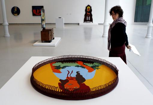 Beatriz González: cuando la pintura salta del lienzo a los muebles