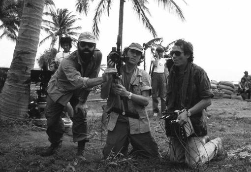 En el corazón de las tinieblas. El director (a la izquierda) en pleno rodaje de «Apocalypse Now», que resultó una pesadilla del nivel de la historia que relata