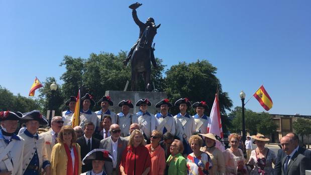 Invitados y personas ataviadas como soldados españoles, ante la estatua de Gálvez en Pensacola