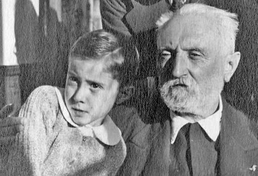 Miguel de Unamuno junto a su nieto