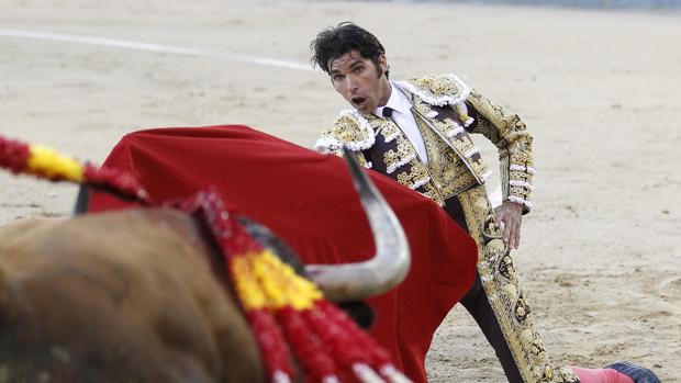 Cayetano echó las dos rodillas por tierra en el inicio de faena al sexto toro de Victoriano del Río