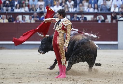 Sebastián Castella prologó con el pase cambiado por la espalda su labor al cuarto