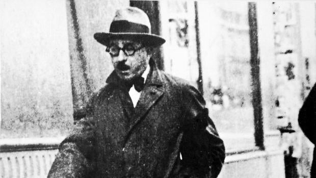 Fernando Pessoa, fotografiado en las calles de Lisboa