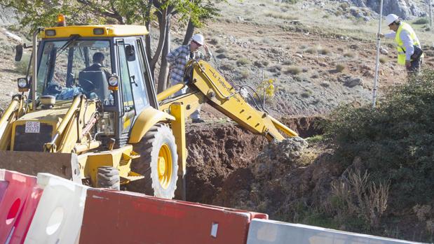 Trabajadores tratan de localizar la fosa donde podría estar enterrado García Lorca en el paraje del Peñón del Colorado, en Alfacar
