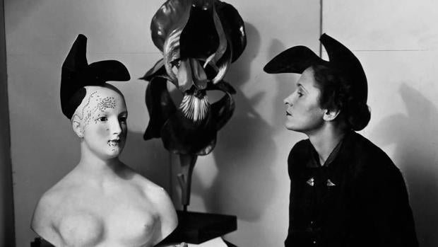 André Caillet. Gala con el sombrero-zapato de Elsa Schiaparelli inspirado en un diseño de Salvador Dalí (1938)
