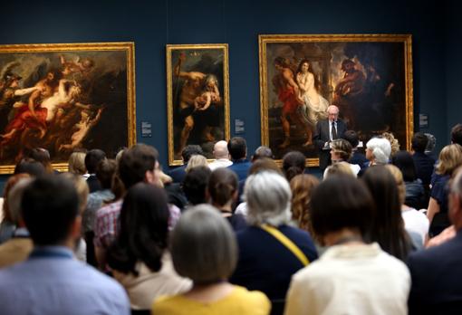 José Pedro Pérez-Llorca, ayer durante la presentación en la sala 79, donde cuelgan las obras que Rubens hizo para la Torre de la Parada por encargo de Felipe IV