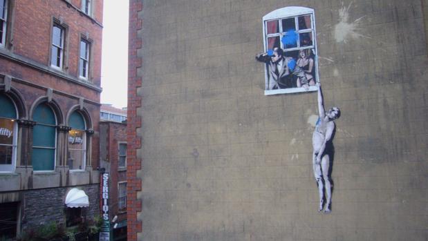 Uno de los grafitis de Banksy en las calles de Bristol