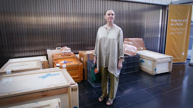Laura García Lorca, junto a las cajas que encierran el legado del poeta en el Centro Lorca