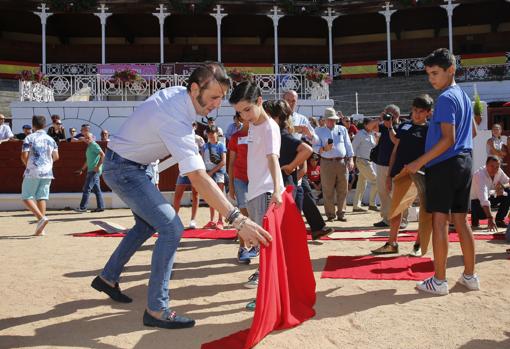 Juan José Padilla enseña a torear a unos niños