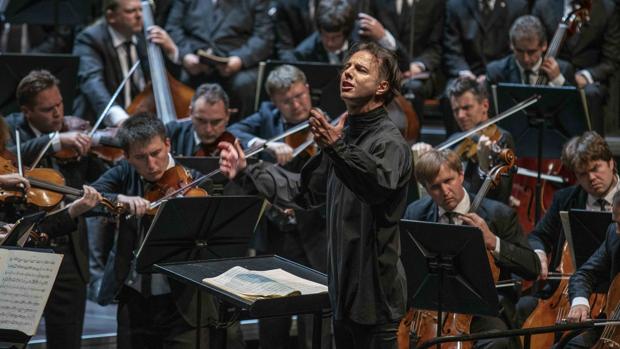 Teodor Currentzis, durante la interpretación de una de las sinfonías