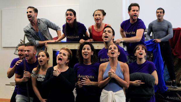 Varios intérpretes durante la presentación del musical de Broadway «Anastasia»