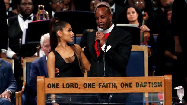Ariana Grande y Charles Ellis, en un momento del funeral de Aretha Franklin