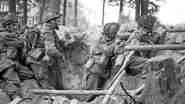 Paracaidistas del Primer Batallón defendiéndose en el hoyo creado por una bomba