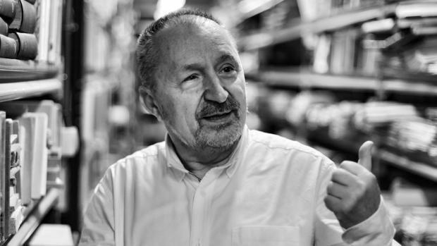 El editor, librero y poeta Abelardo Linares