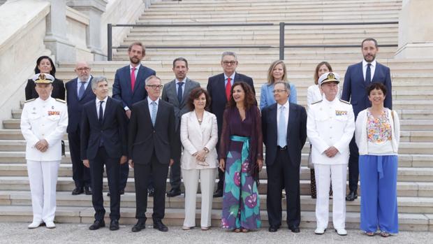 Foto de familia, a las puertas de la Biblioteca Nacional, de la Comisión Nacional para la conmemoración del V centenario de la expedición de la primera vuelta al mundo de Fernando Magallanes y Juan Sebastián Elcano