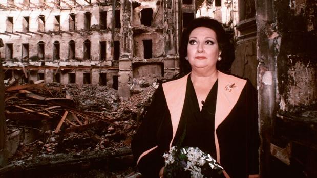Montserrat Caballé, ante las cenizas del Liceo barcelonés tras su incendio en 1994