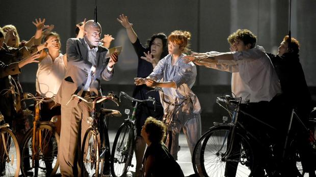 Una escena de la obra teatral «Obabakoak»