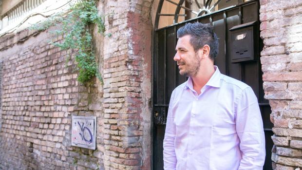 Roberto Emanuelli, fotografiado en las calles de Roma